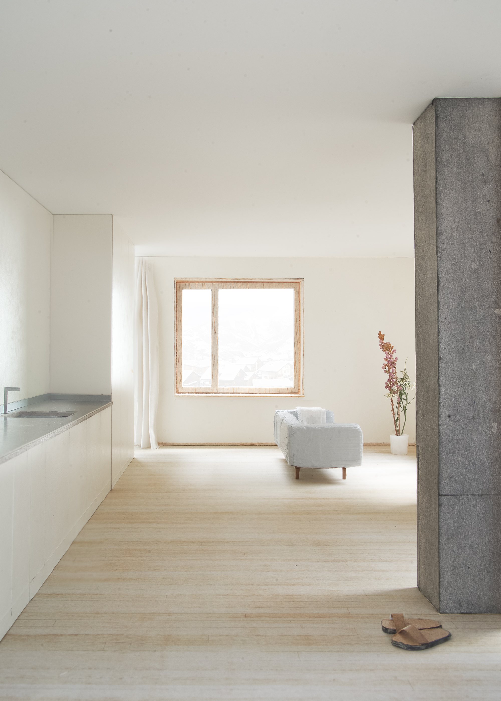 Tour da Leen: Wohnraum mit Sichtbeton und hellem Holzboden