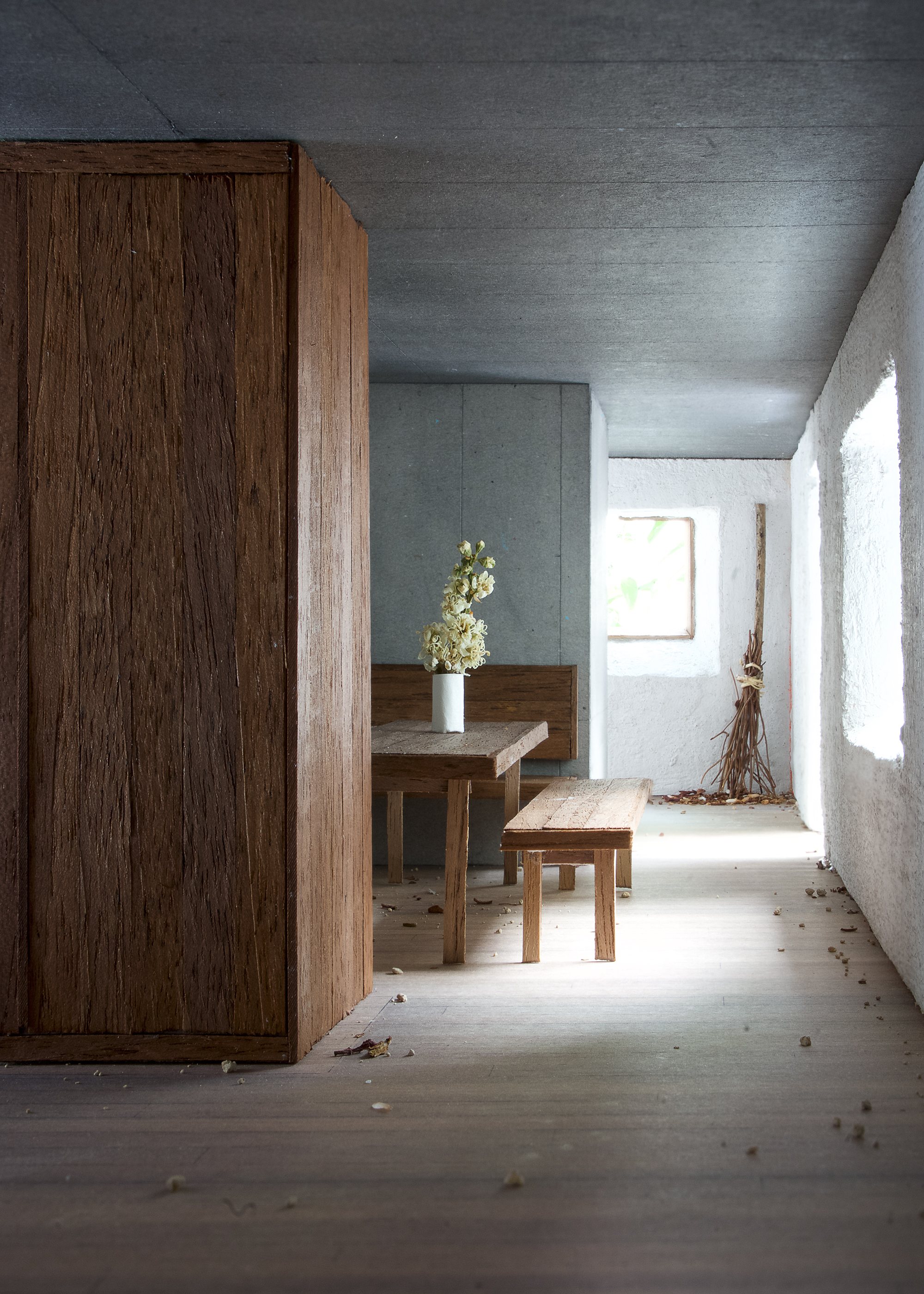 Tour da Leen: Essbereich mit dunklem Einbauschrank